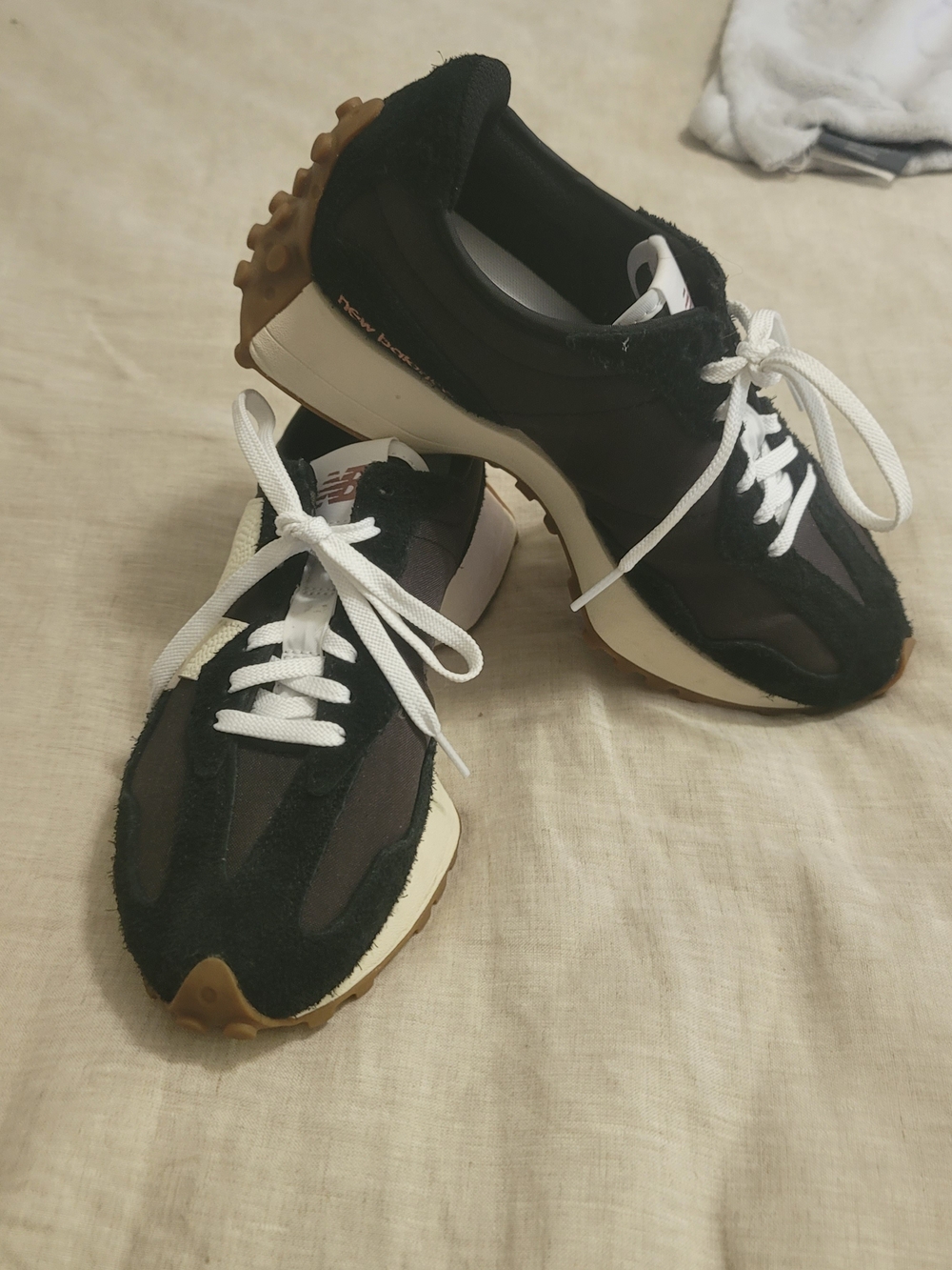New Balance Men’s Black and White Retro Runner Sneakers Womans 327 - Picture 3 of 8